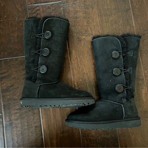 UGG Bailey Button Triplet II - Size 9